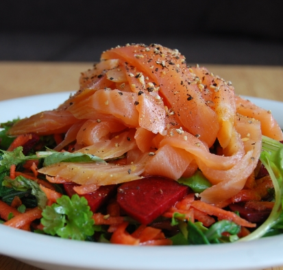 Salade gerookte zalm op kruidensla